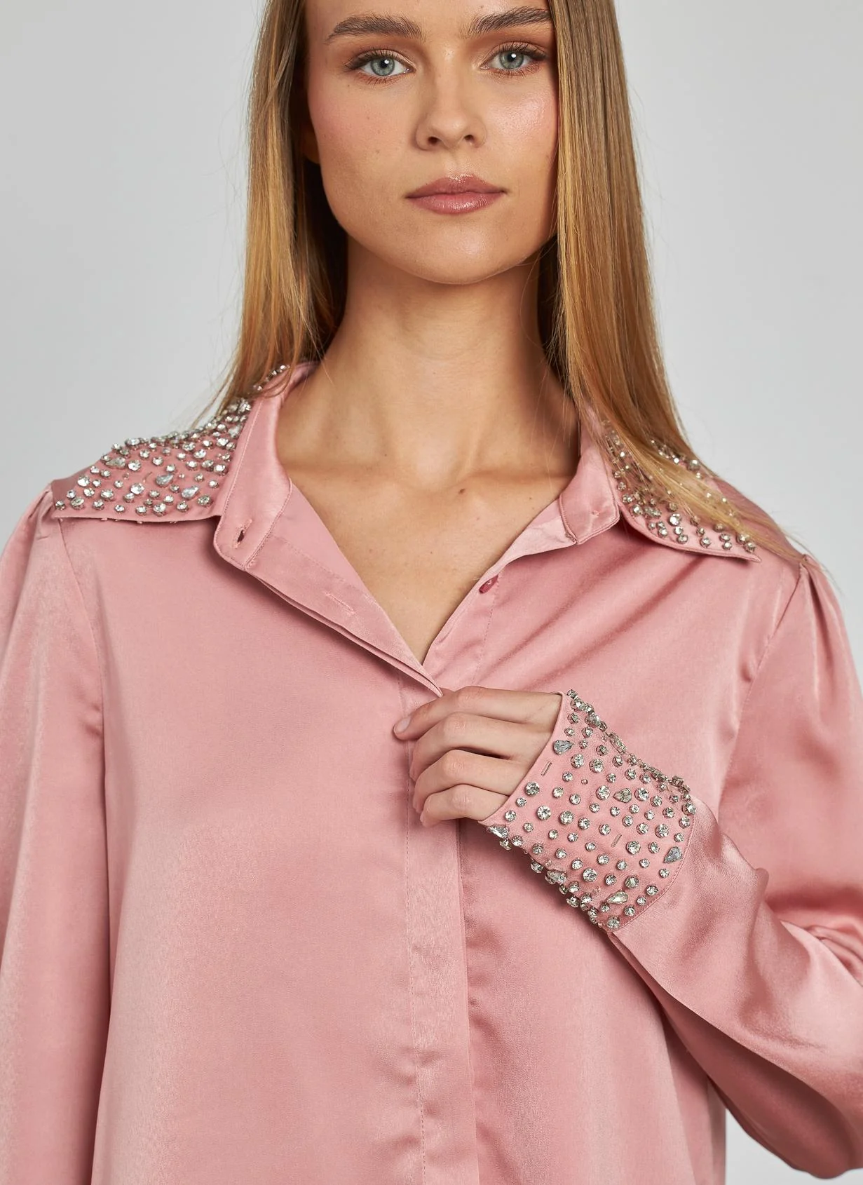 CAMISA EFECTO SATINADO PEDRERÍA - Image 4