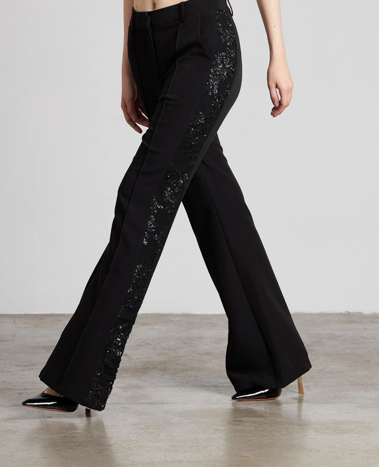 PANTALÓN FLARE DETALLES