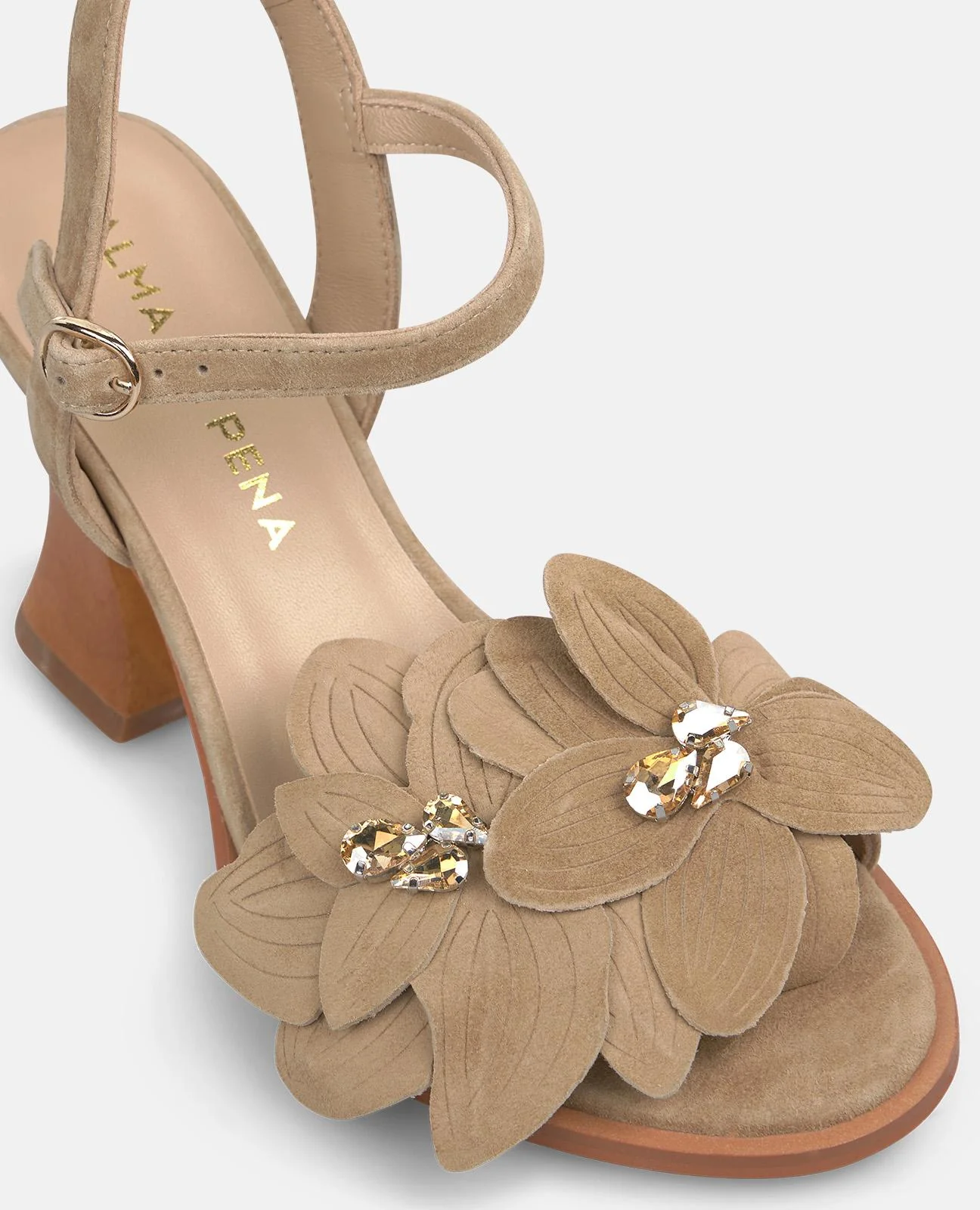 SANDALIA DETALLE FLOR CON TACON DE MADERA - Image 4