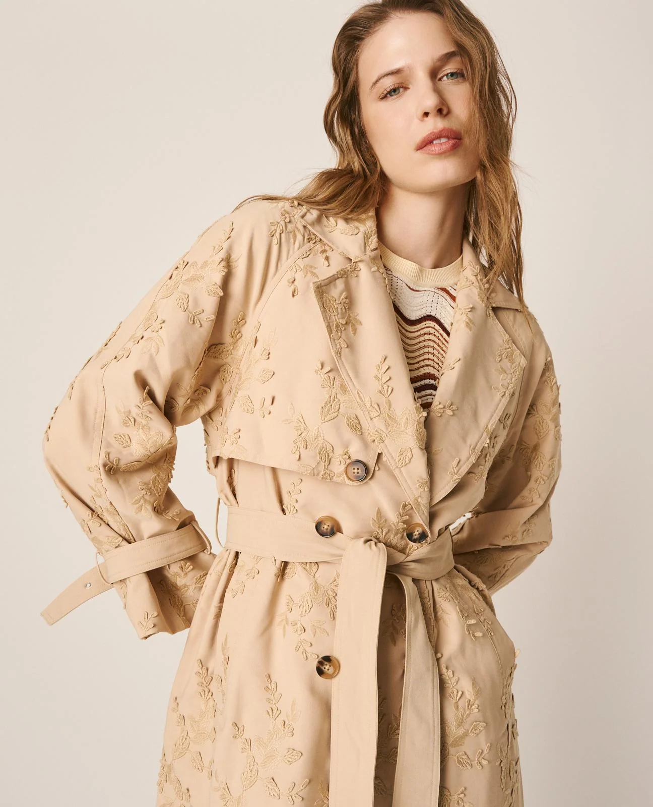 TRENCH BORDADO FLORAL - Image 3