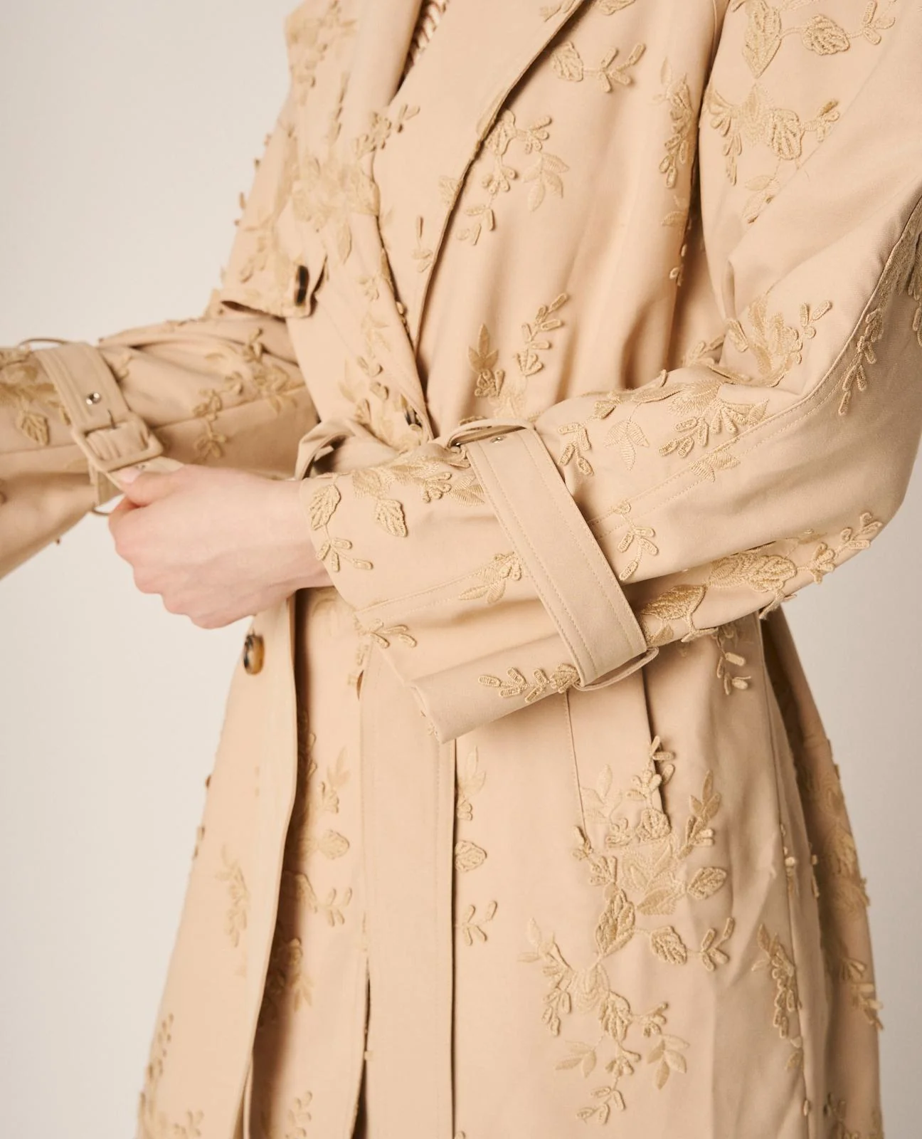 TRENCH BORDADO FLORAL - Image 6